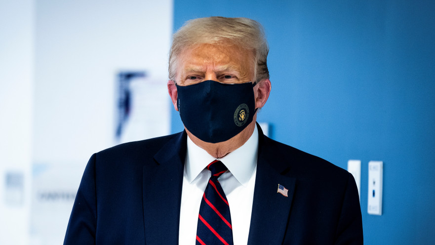 נשיא ארה"ב דונלד טראמפ עם מסכה