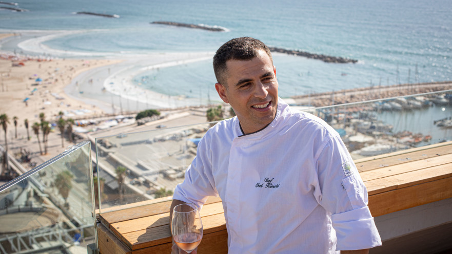השף אוראל קימחי על גג מלון קרלטון