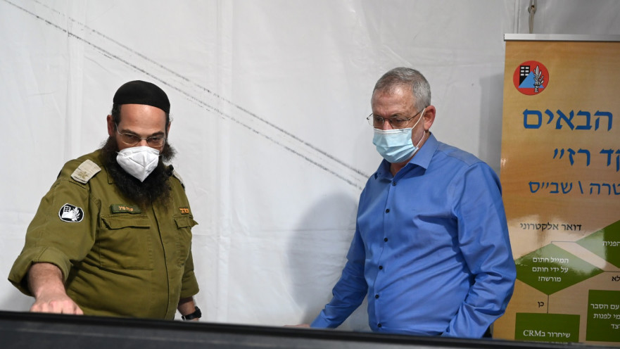 בני גנץ בפיקוד העורף