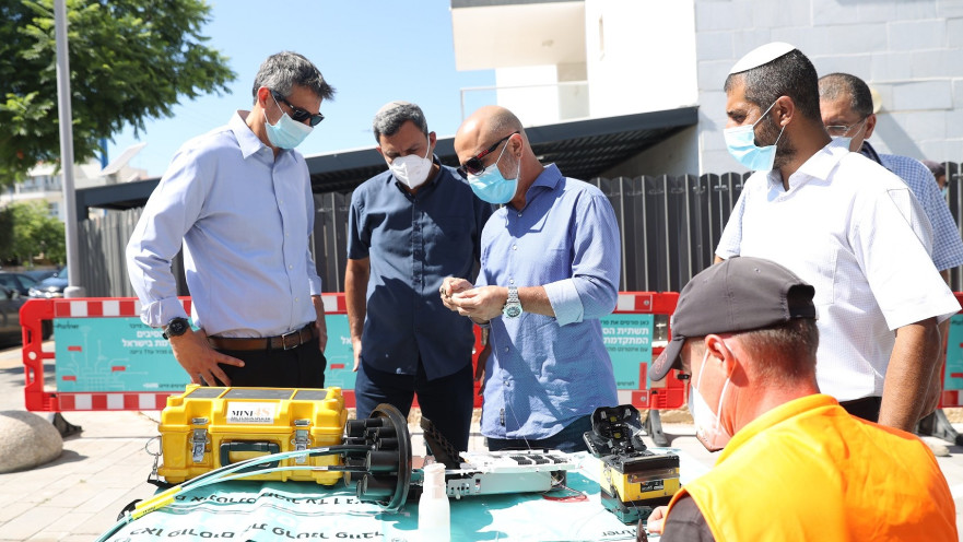 פרטנר פורסים סיבים בשדרות