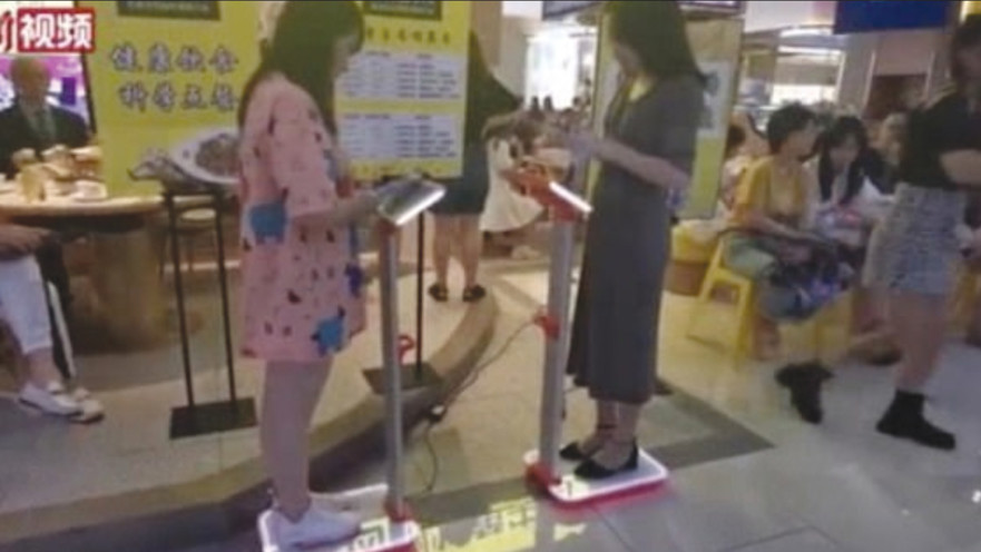 סועדים נשקלים במסעדה בסין