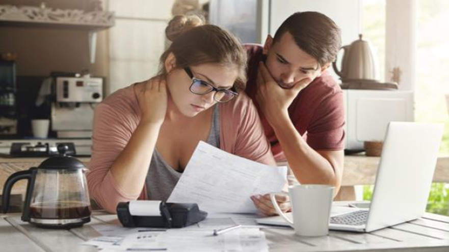 בני זוג בחובות