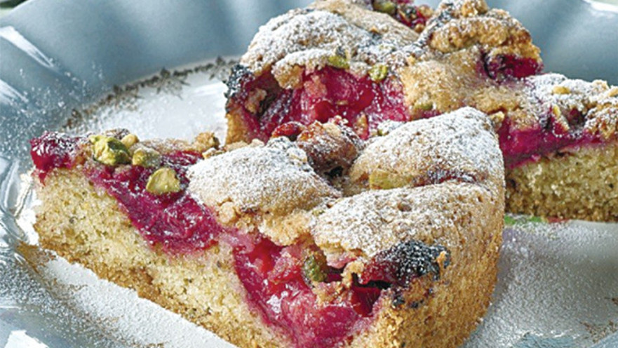 עוגת שזיפים ופיסטוקים של תנובה