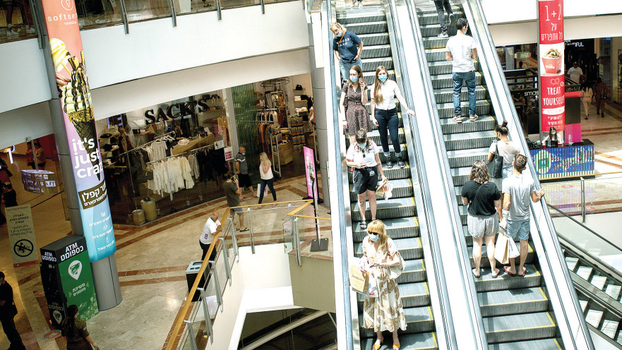 אנשים בעזריאלי עם מסכות