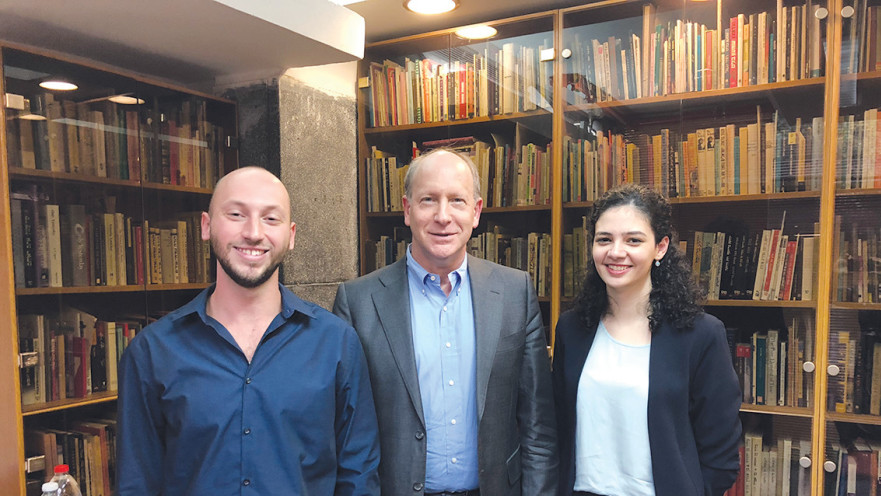 הסטודנטית למה מנצור, מזכיר הקרן בישראל דורון ובר והסטודנט בן לוריא