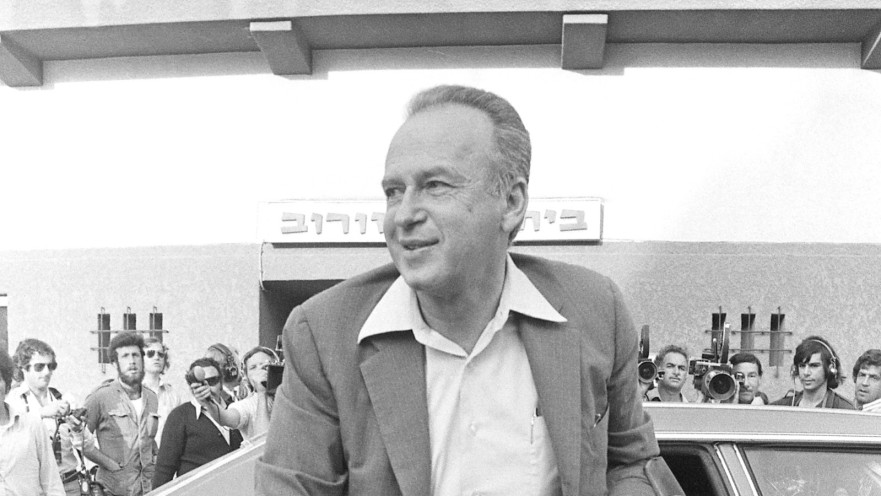 יצחק רבין יורד ממכונית השרד שלו, 1974