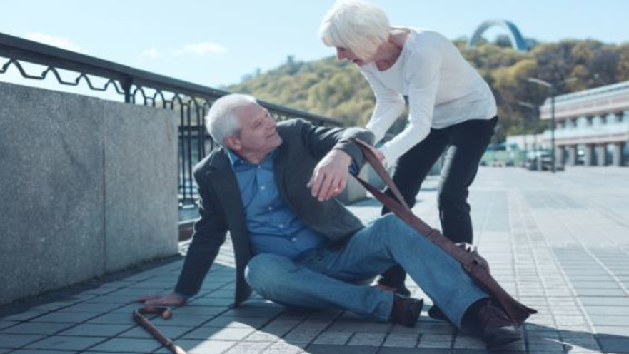 קשיש נופל ברחוב, אילוסטרציה