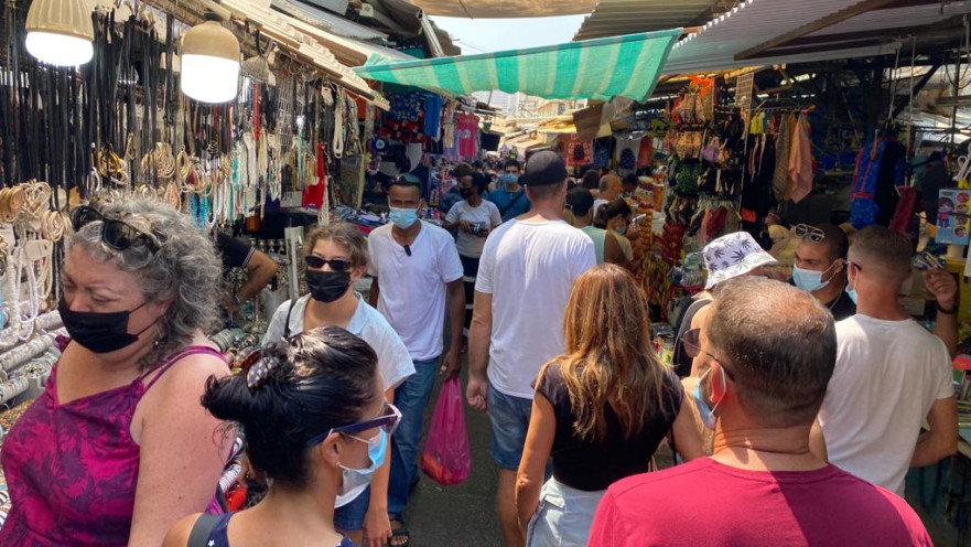 קורונה - אנשים עם מסכה בשוק הכרמל בתל אביב (למצולמים אין קשר לנאמר בכתבה)