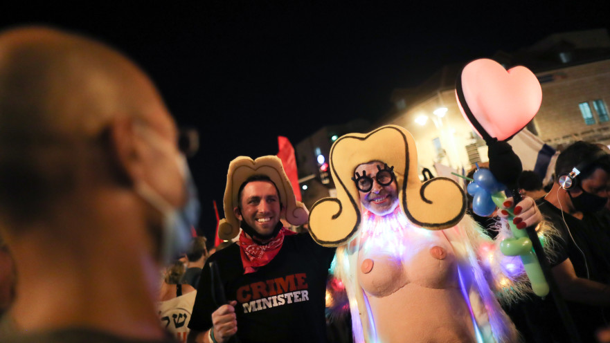 מפגין עם האמן זאב אנגלמאייר בבלפור