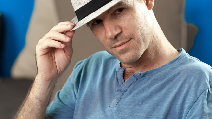 הזמר עודד גדיר