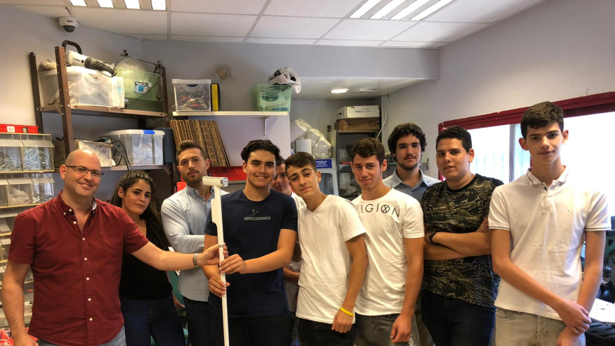 בני הנוער מצפת עם מקל ההליכה שפיתחו 