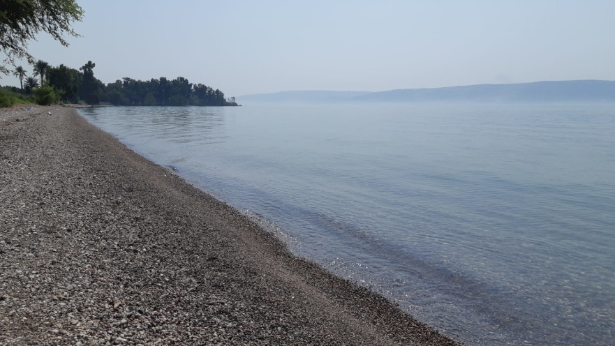 חופי הכנרת ריקים במהלך הסגר בחגים