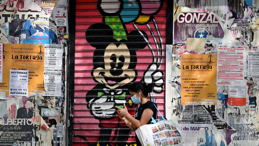 קורונה - אישה עם מסכה ברחובות מדריד