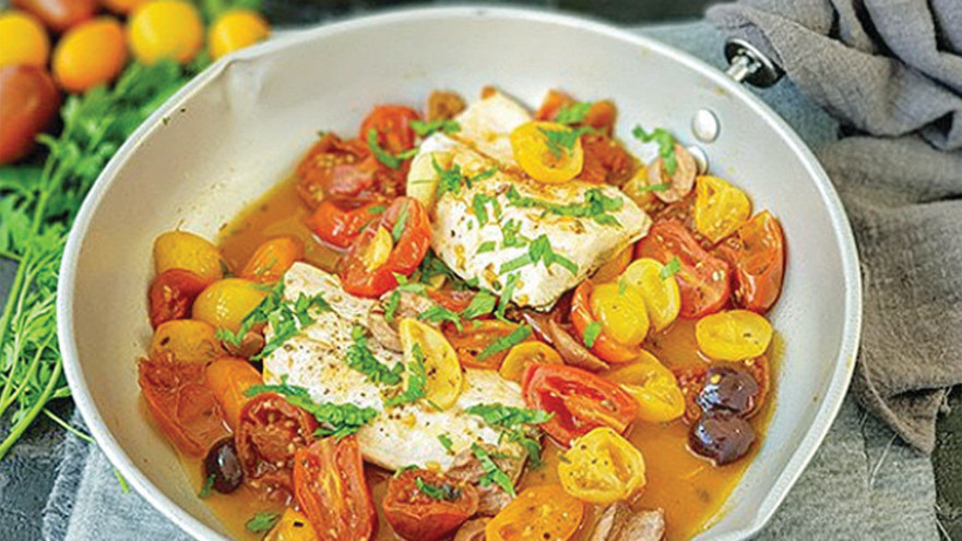 דניס במחבת עם עגבניות שרי וזיתים