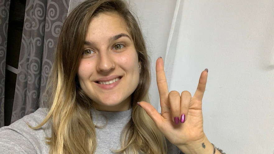 מישל רוז, רכזת בעמותת "מעגלי שמע", המתמודדת עם חרשות, מסמנת I LOVE YOU בשפת הסימנים