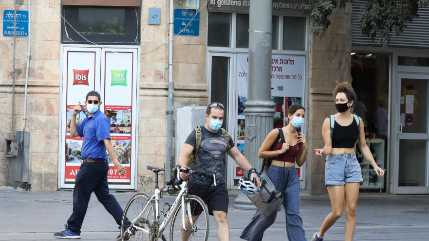 אנשים צועדים ברחוב בימי קורונה