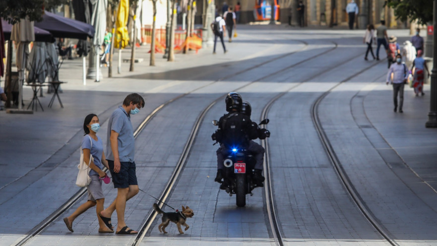 קורונה - אנשים עם מסכה ברחובות ירושלים (למצולמים אין קשר לנאמר בכתבה)