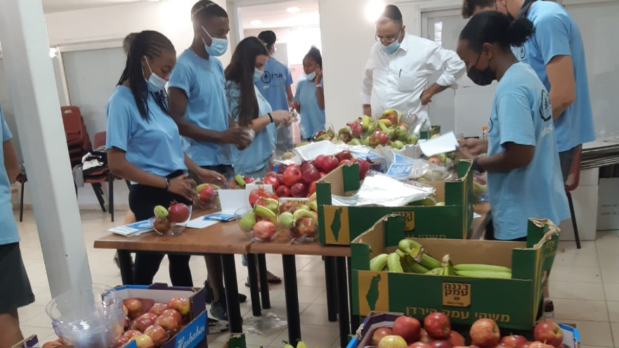 חניכי מכינת ארז אור יהודה מתנדבים