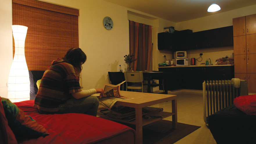 נערה בדירת מפלט של עמותת עלם