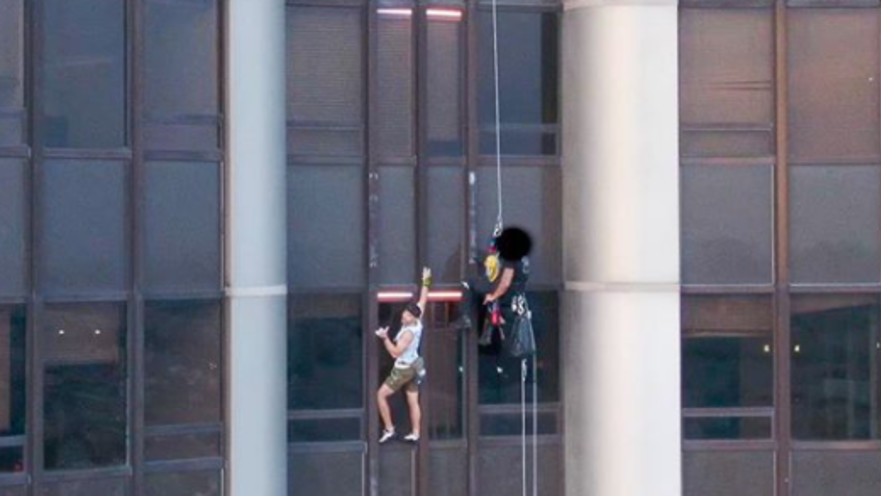 רגע הטיפוס של מת'יוס על המגדל 