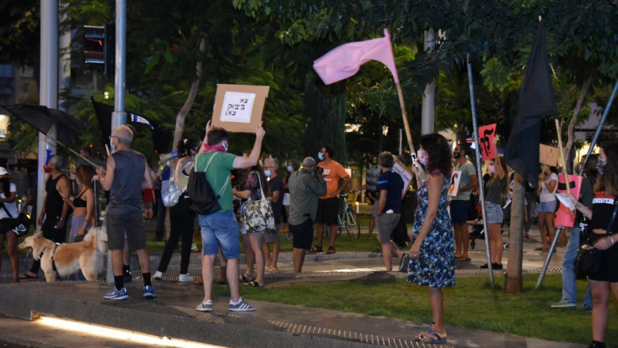 מפגינים נגד נתניהו בתהלוכה בתל אביב