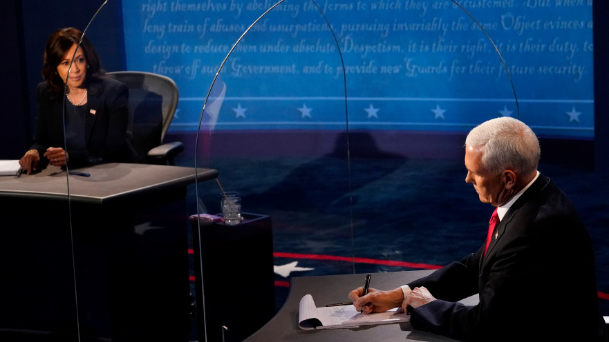 פנס והאריס במהלך העימות, מופרדים במחיצות