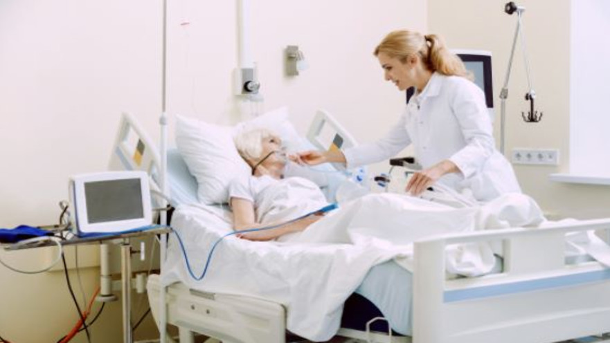 קשישה בבית חולים