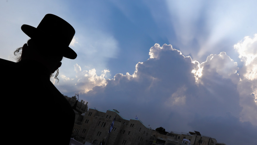 גבר חרדי ברקע השקיעה בירושלים