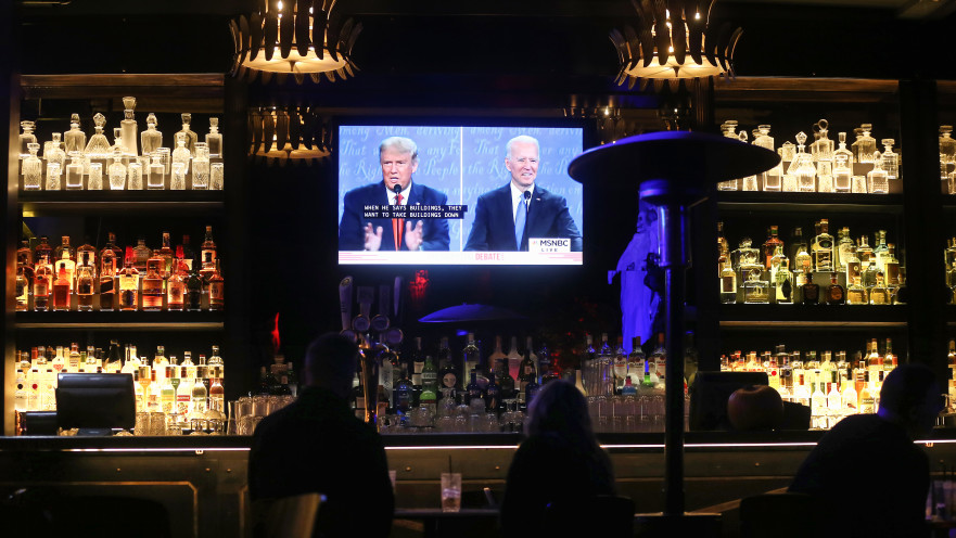 אנשים צופים בעימות בין דונלד טראמפ לג'ו ביידן