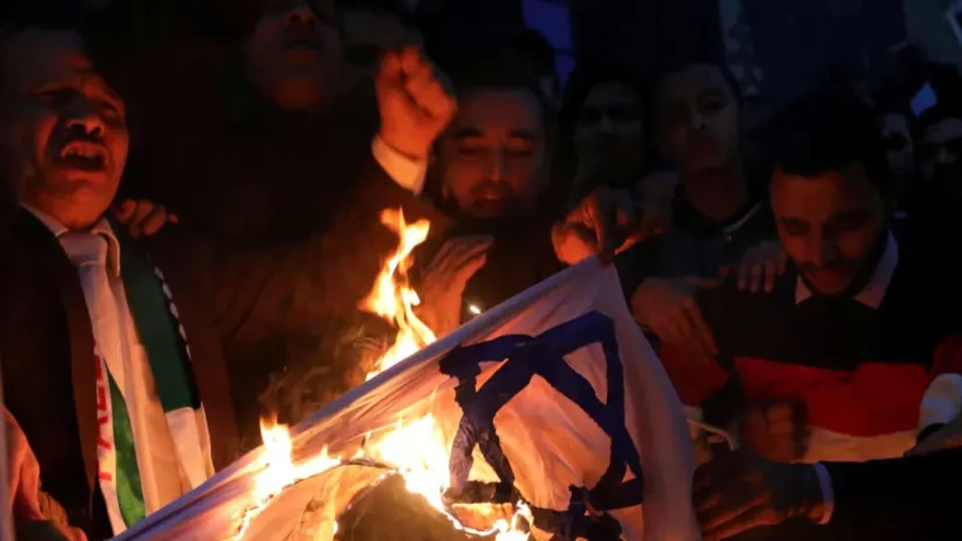 מפגינים סודנים שורפים את דגל ישראל