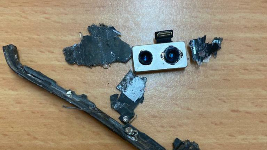 הטלפון הנייד של המתלונן לאחר שנופץ על ידי החשודים