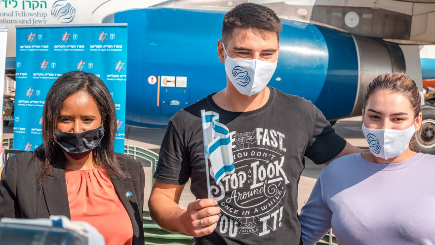 שרת העלייה והקליטה פנינה תמנו שטה עם העולים החדשים