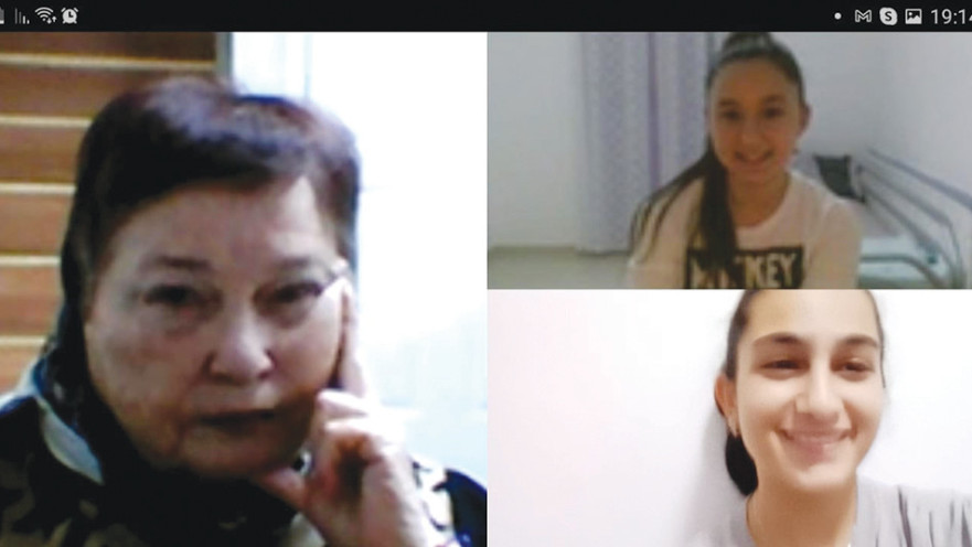 ג'ודי קלמן מקנדה עם התלמידות אביב עטר וטופז סגרון