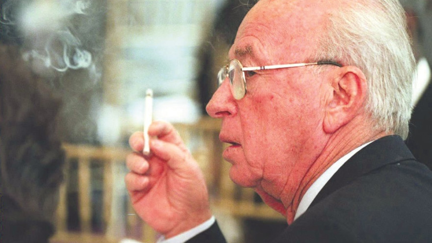 יצחק רבין מעשן סיגריה