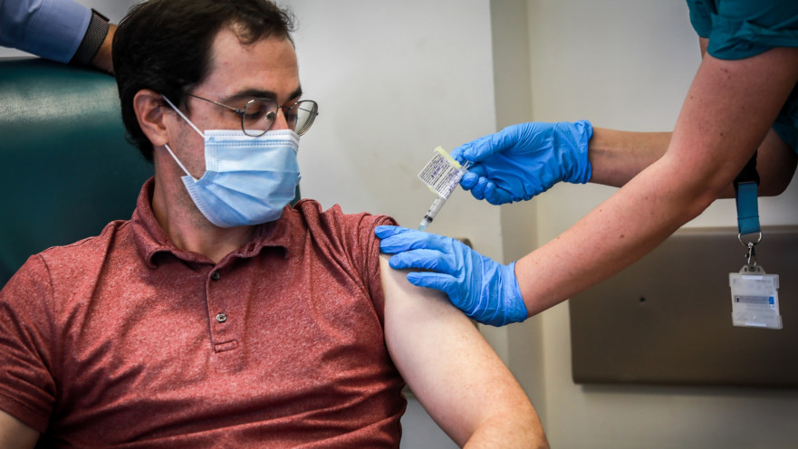 זריקת החיסון הישראלי נגד קורונה למתנדב הראשון