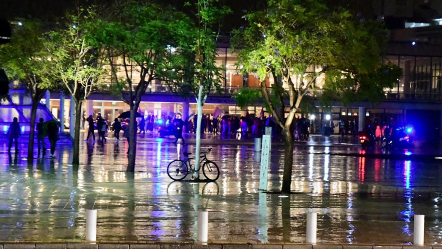 גשם במהלך ההפגנות בתל אביב