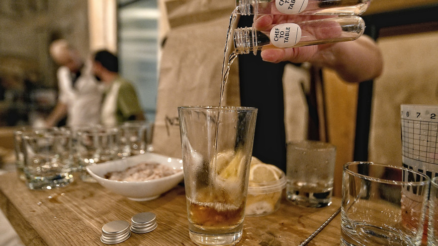 SHAKE TO TABLE, מוזגים ושותים