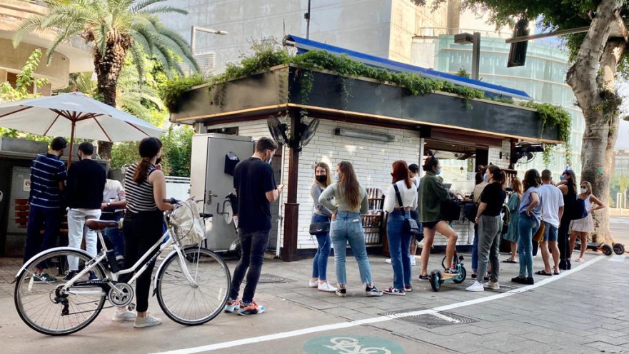 עומדים בתור בתל אביב