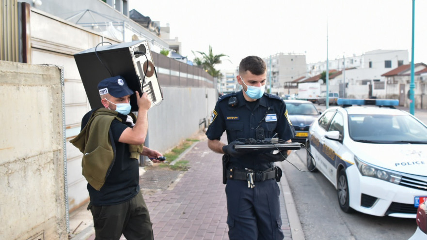 כוחות המשטרה מחרימים מחשבים של חשודים בפרשת הפדופיליה