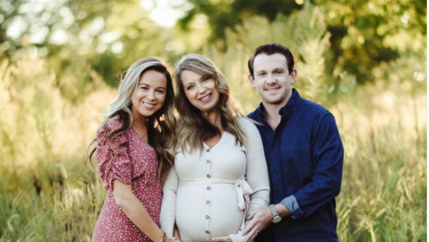 סבתא ילדה בעצמה את הנכדה שלה 