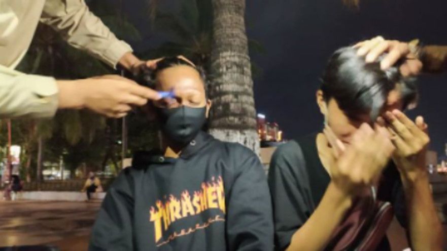 השוטרים מגלחים את הגבות של הצעירים באינדונזיה