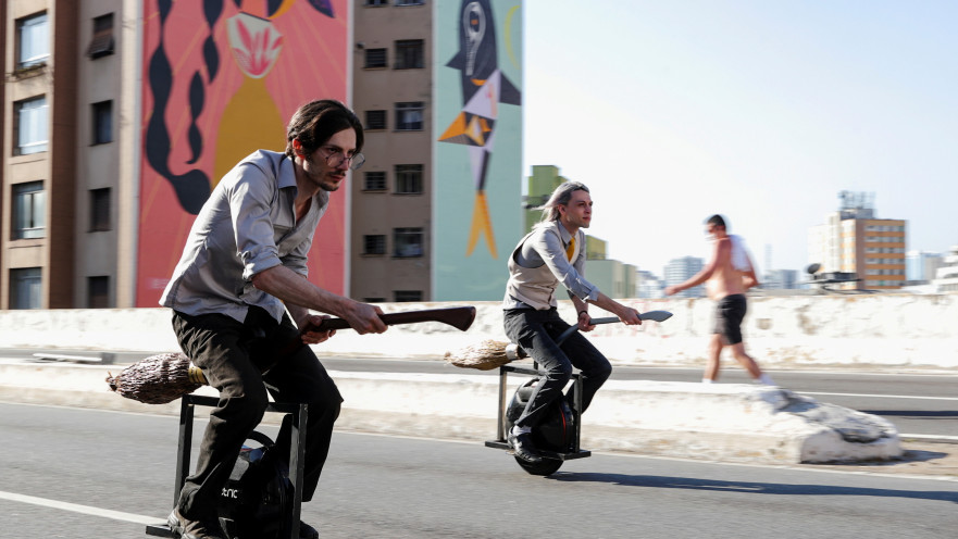 רוסו וסנטוס נוסעים על המטאטא