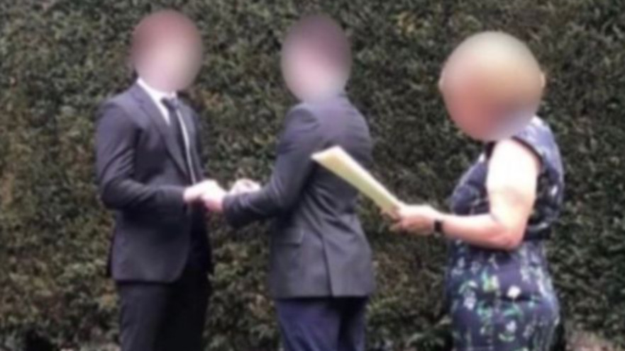 טקס החתונה המזויף של זוג החברים מאוסטרליה