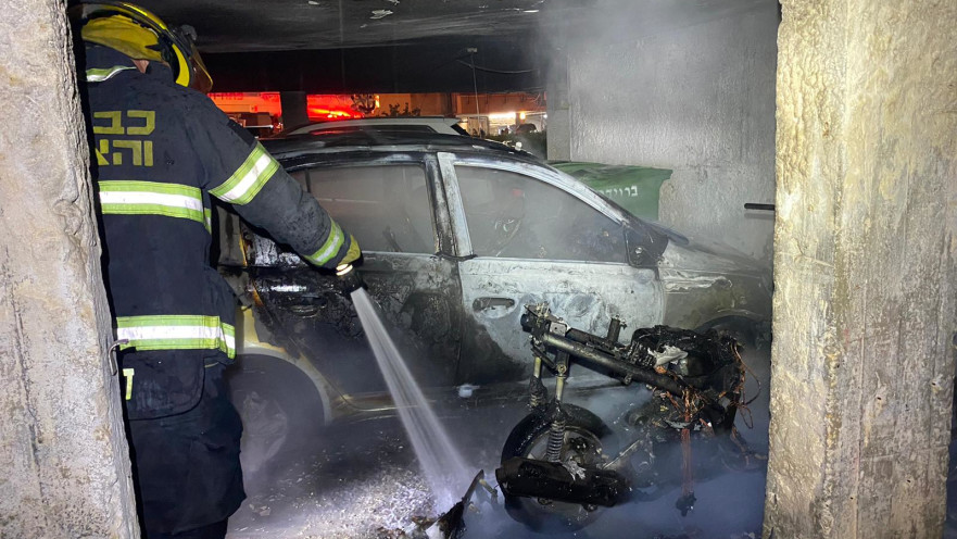 כבאי מכבה את השריפה שפרצה 