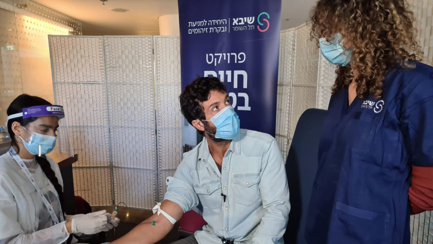 רון שחר עובר בדיקת קורונה מהירה