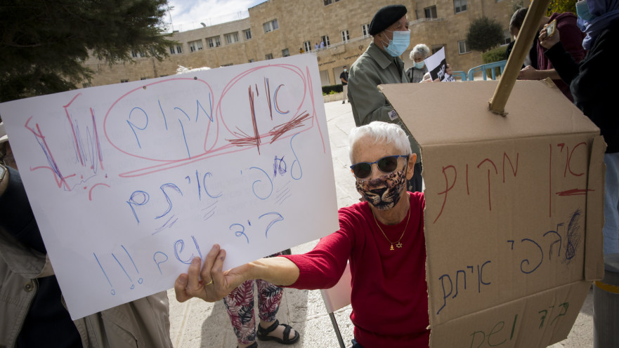 ניצול שואה מפגין נגד אפי איתם