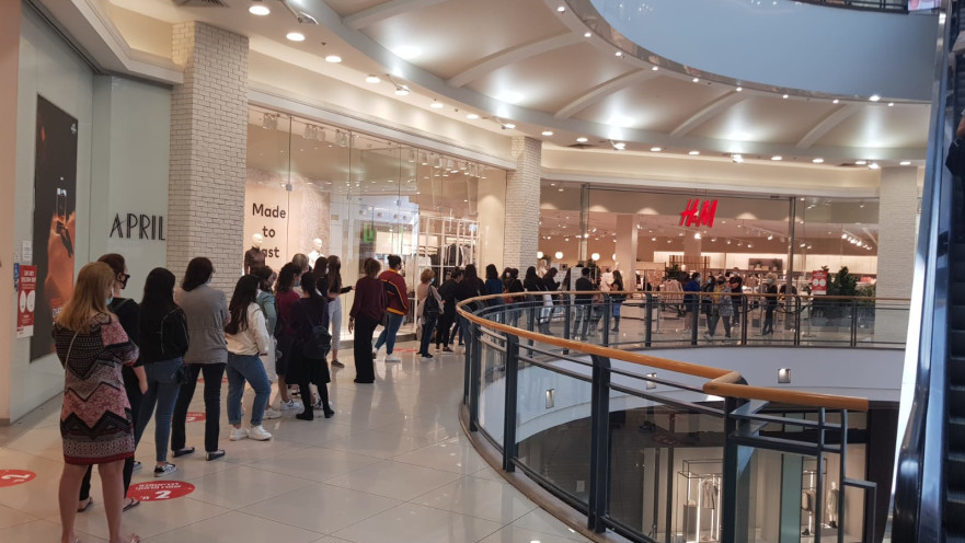 תור לחנות H&M בקניון הגדול בפתח תקווה