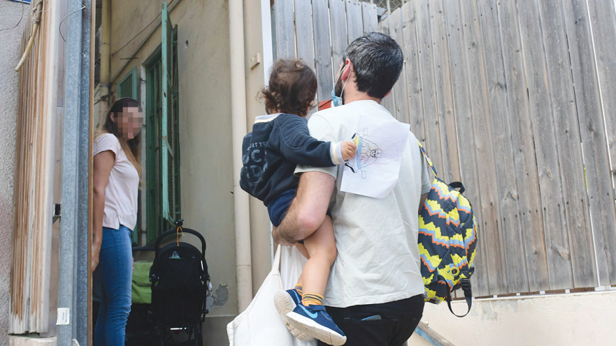 הורה מלווה ילד לגן