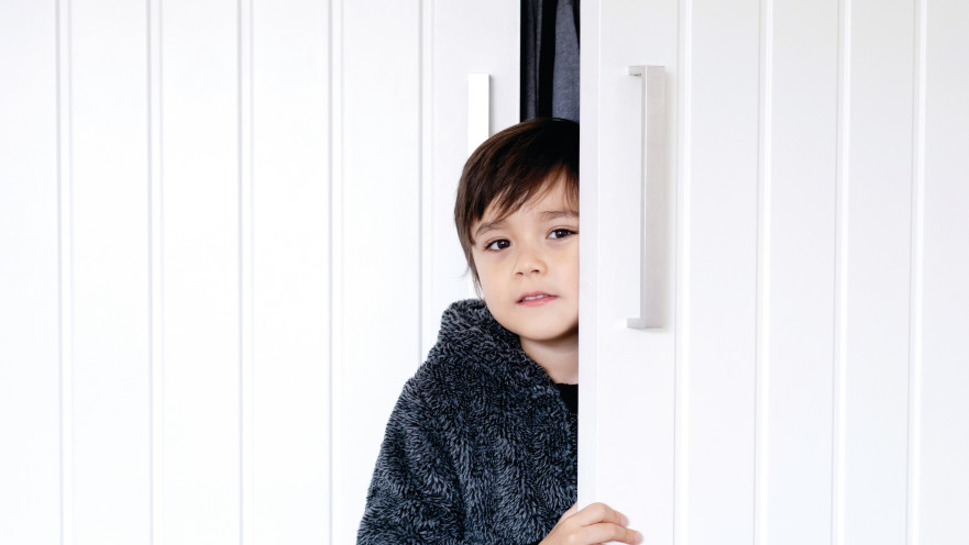 ילד ליד דלת