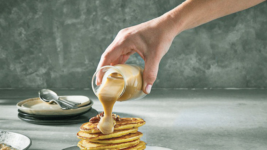 לביבות גבינה מתוקות עם רוטב קרמל וקוקוס קלוי